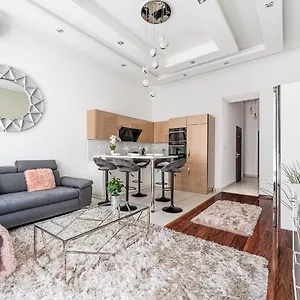 Luxury With Free Garage And Balcony In The Center , Budapest Ungarn
